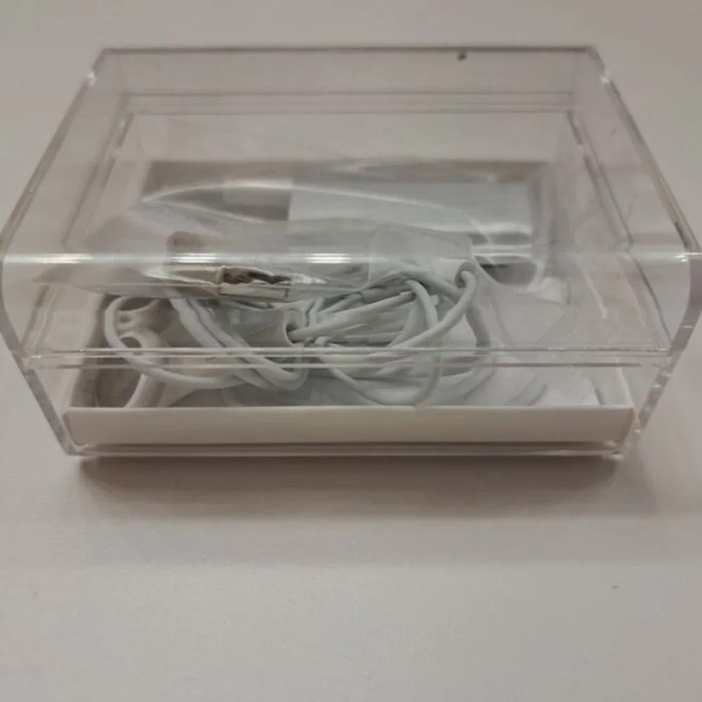 1X Apple IPod Shuffle 3rd Generation Silver 2gb Very Good To Like New